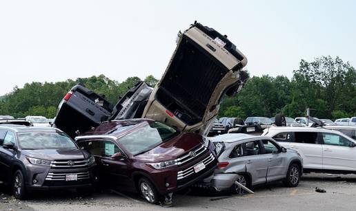 Auti letjeli zrakom: Tornado u SAD-u uništio 500 automobila