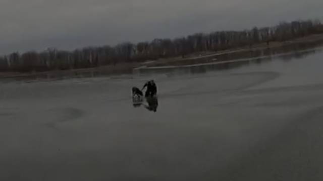 Hrabri policajac spasio psa iz zaleđenog jezera: 'Ne možemo mu se dovoljno zahvaliti'