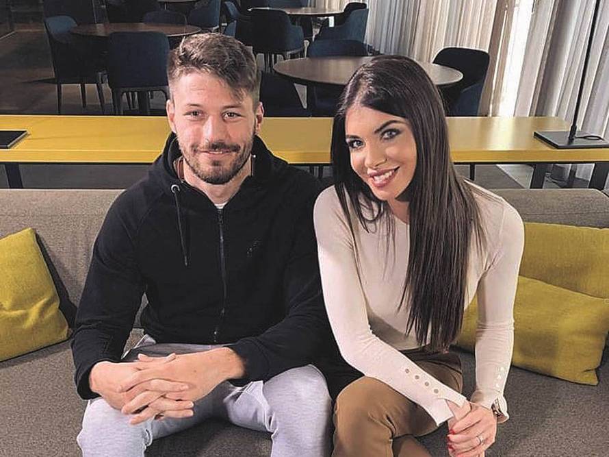 Iva Šarić se javila nakon vijesti da čeka bebu: Otkrila što čita...