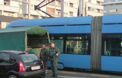 Lopate s kamiona razbile tramvajski prozor u sudaru