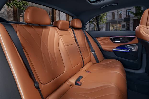 Vertraute Stärke auf einem neuen Niveau: Die neue Mercedes-Benz C Klasse bleibt sich treu – und wächst über sich hinausThe new Mercedes-Benz C-Class: Refined strength. Trusted continuity.