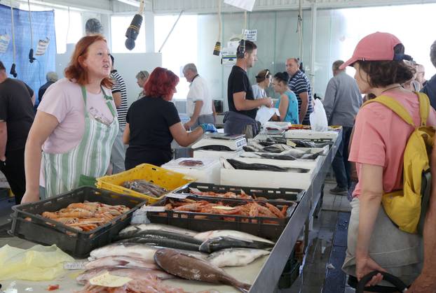 Šibenik:Bogata ponuda ribe na sibenskoj ribarnici.