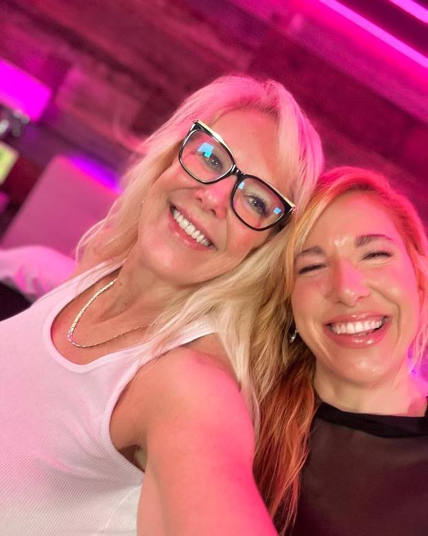 FOTO Policajka (61) dala otkaz i postala hit na internetu: Mnogi bi voljeli da ih 'privede'...