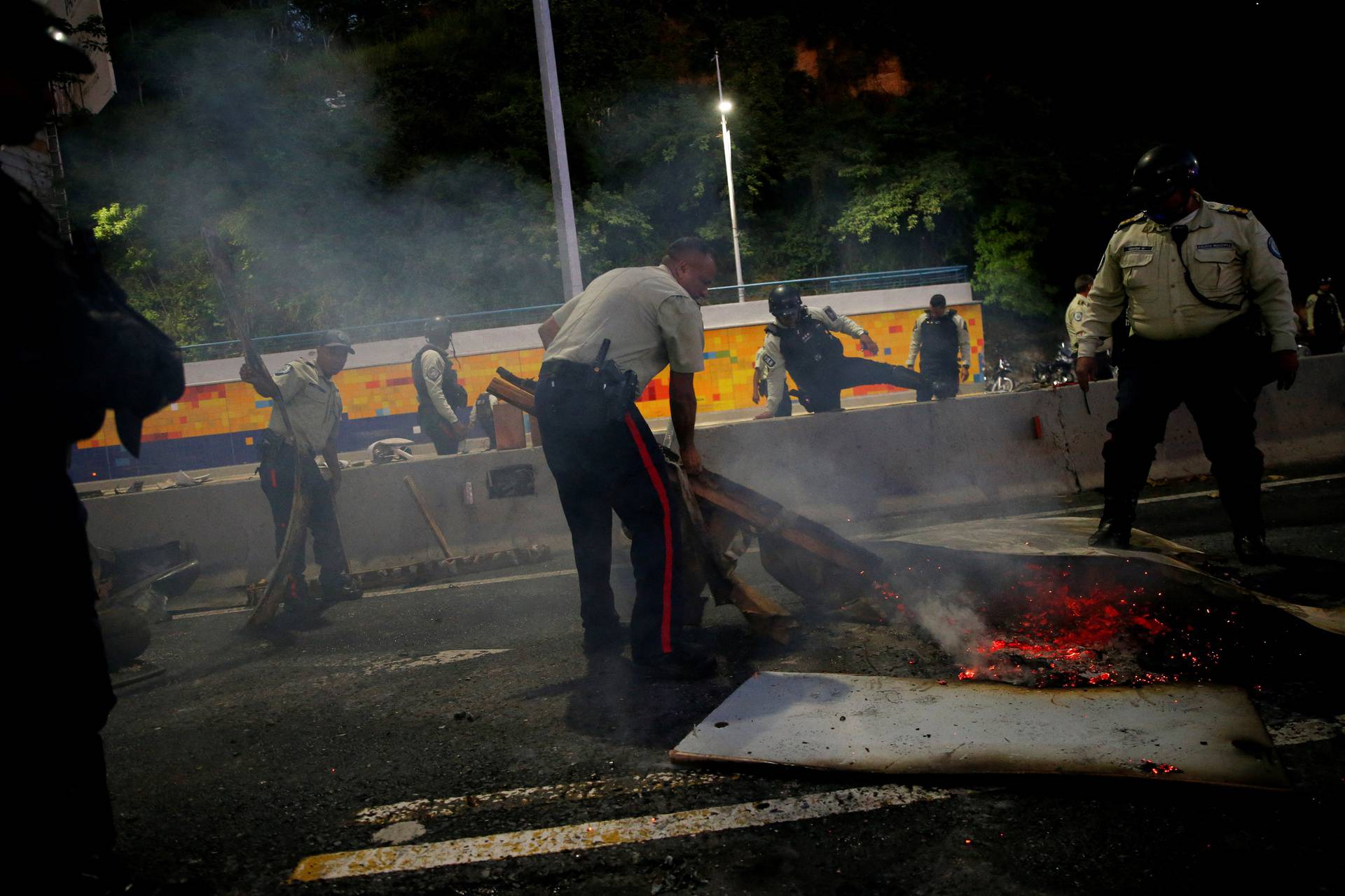 Anti-Maduro protests spread as Venezuelan opposition says he stole vote, in Caracas