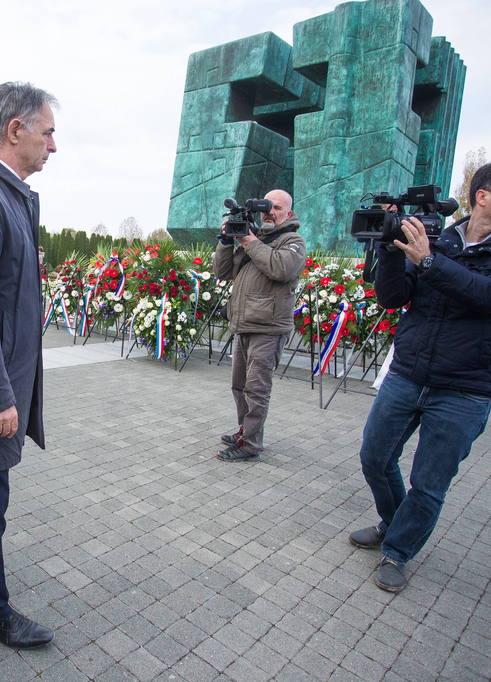Vukovar: Na Memorijalnom groblju Milorad Pupovac poloÅ¾io vijenac kod spomen obiljeÅ¾ja