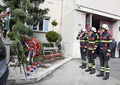 Šibenik: Povodom blagdana svetog Florijana ispred vatrogasnog doma položeni vijenci i svijeće za sve stradale vatrogasce 