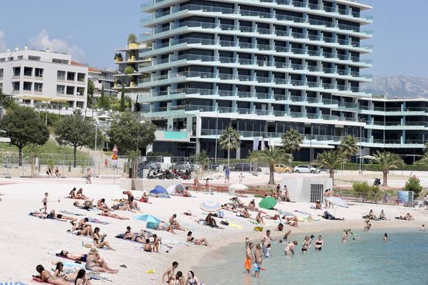 Split: Brojni posjetitelji osvježenje od vrućina pronašli su na plaži Žnjanskog platoa