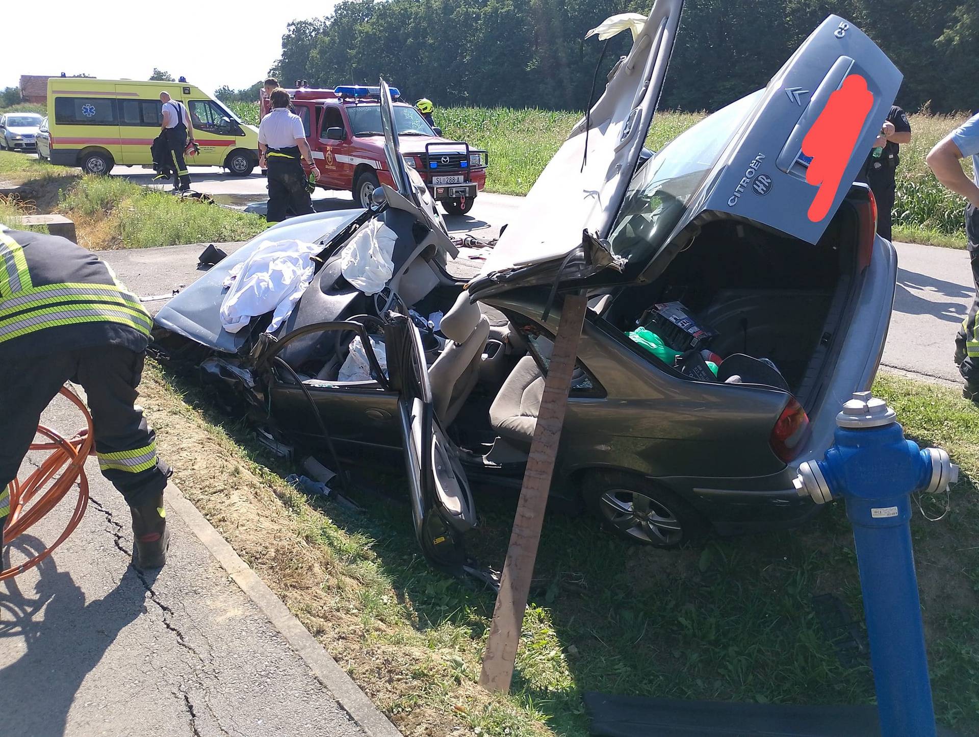 FOTO Autom završili u kanalu u Orahovici: Više je ozlijeđenih, rezali lim da izvuku stradale