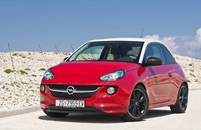 Šarmantan prije svega: Maleni Opel nije sretan na autocesti
