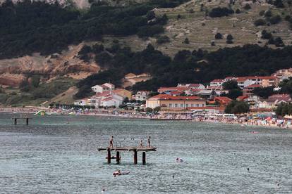 Plaža u Baškoj prepuna je kupača