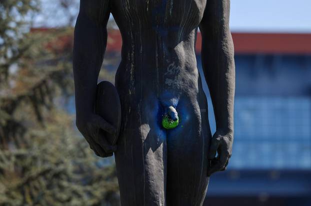 Zagreb: Na Uskrs osvanuli pofarbani testisi Bacača diska 