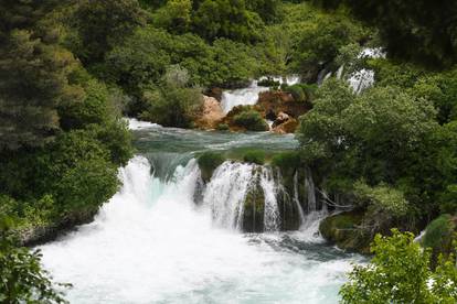 Brojni izletnici iskoristili lijepo vrijeme za uživanje u NP Krka