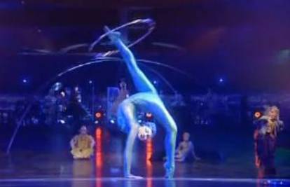 Akrobati rade na spektaklu u čast Michaela Jacksona 