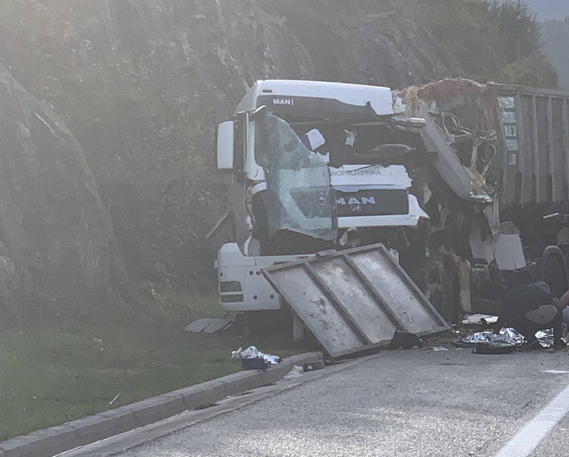 Stao zbog požara u tunelu Veliki Gložac pa se u njega zabio drugi kamion. Jedan čovjek ozlijeđen