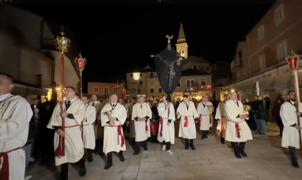 FOTO Procesija 'Za križen' na Hvaru okupila brojne vjernike