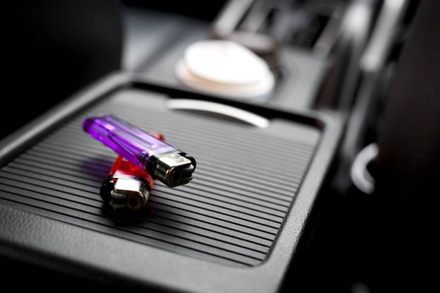 Ovih 7 stvari po zimi nikada ne ostavljajte u automobilu - neki bi mogli i eksplodirati!