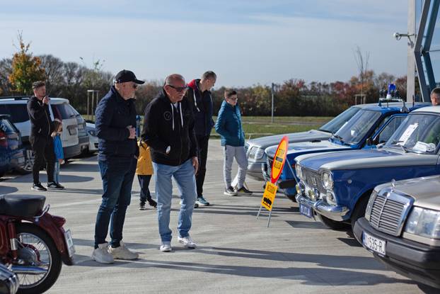 Osijek: Izložba oldtimer vozila ispred Gospodarskog centra