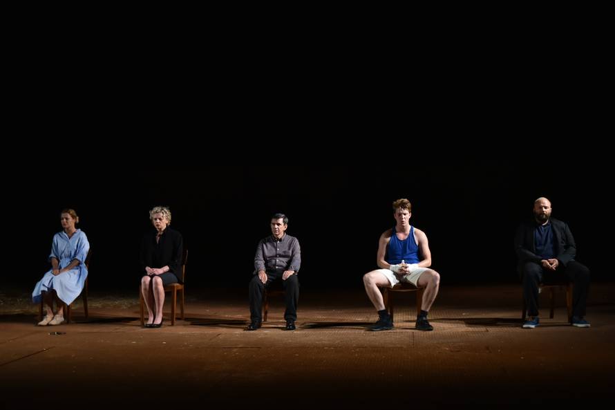 Na premijeri su boksački šampioni skandirali Šampionu