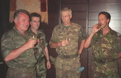 Pet stvari o Srebrenici: Mladić dnevnik zakopao u lažni zid, a s Nizozemcem pio 'krvavu rakiju'
