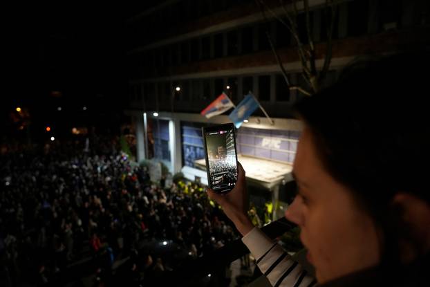 Beograd: Studenti u blokadi  objavili da su blokirali zgradu Radio-televizije Srbije (RTS) i najavili da će blokada trajati 22 sata