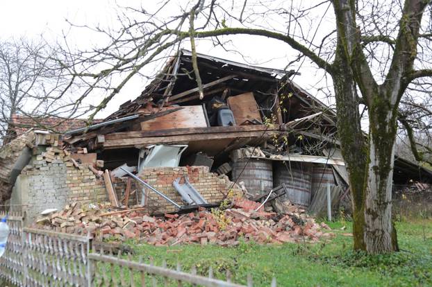 Posljedice potresa u selu Majska Poljana