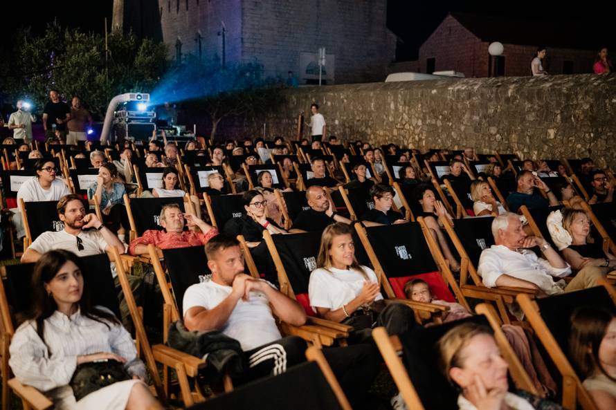 FOTO U ljetnom kinu tražila se ležaljka više: Evo kako je bilo drugog dana Slano Film Daysa