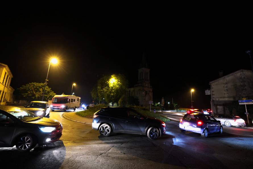 Evacuated residents leave Saint-Jean-d’Illac