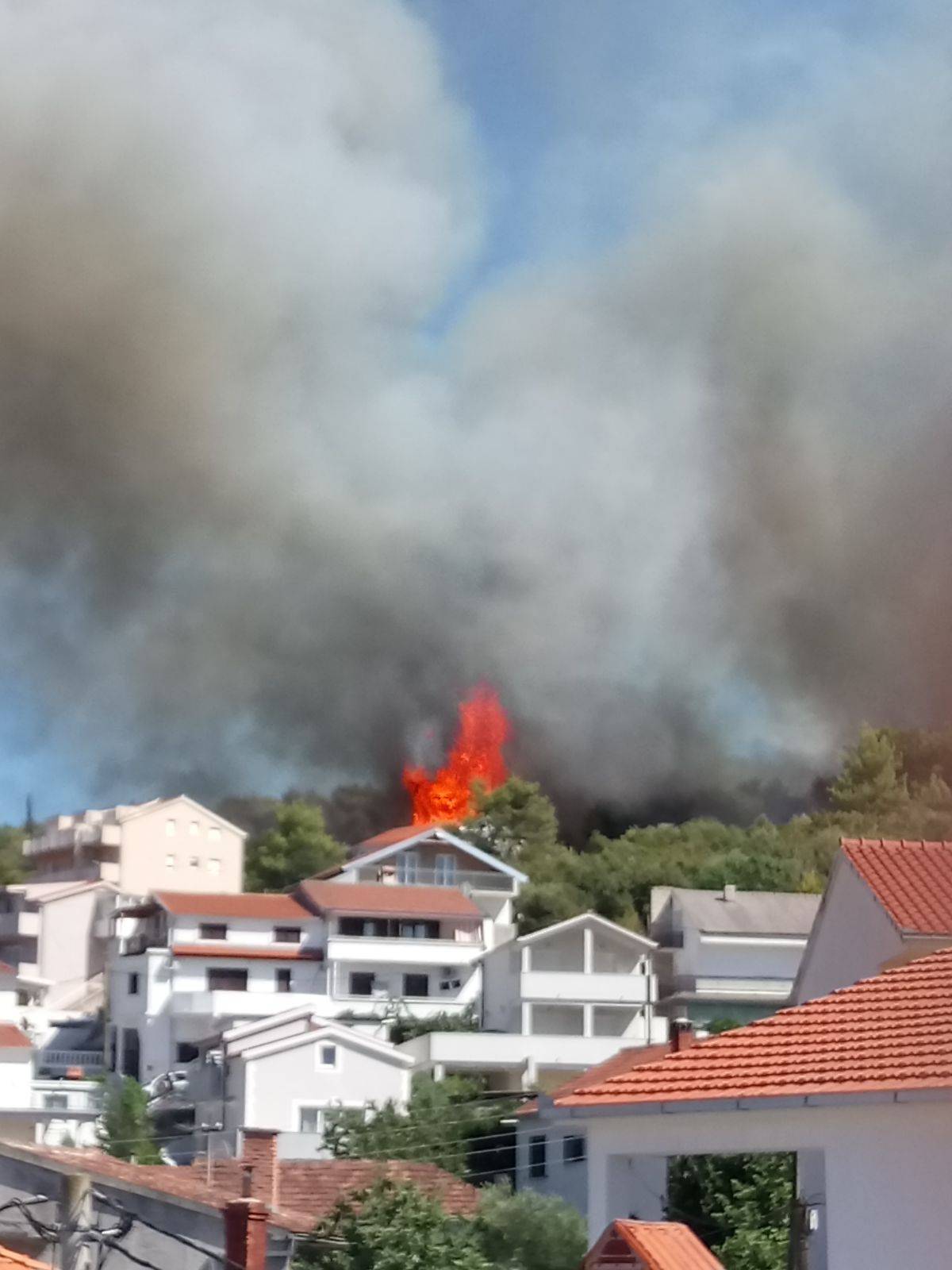 Obranili su ih: Požar na Čiovu je došao opasno blizu kuća!