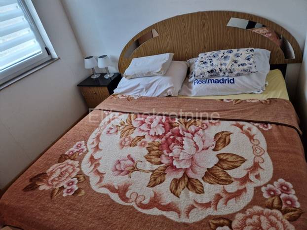 FOTO Netko prodaje ova 24m2 montažne kućice za 104.000 €! Nema struje, zid je za popravak