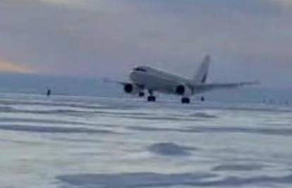 Zrakoplov sletio na ledenu pistu Južnoga pola