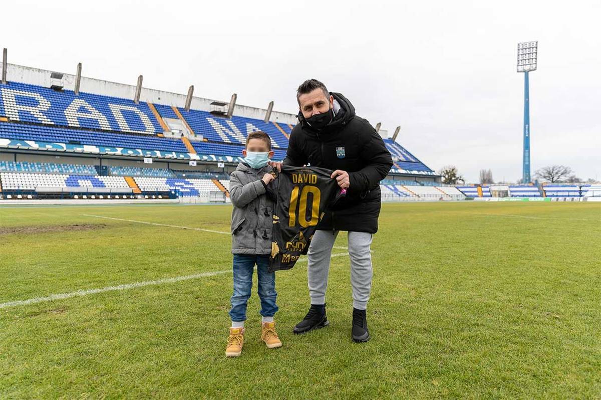 Bjelica dječaka (7) ugostio na stadionu, poklonio mu dres i upoznao ga s idolom Mierezom