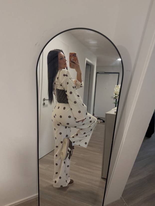 FOTO Fatalna mama Vanesa radi burek i usisava stan u štiklama