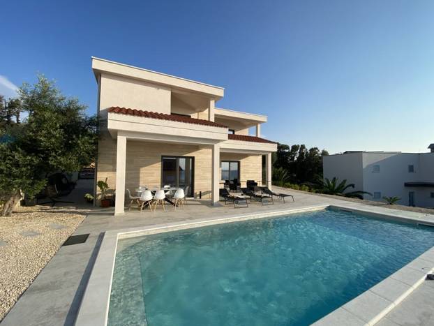 Prodaje se vila u Lunu s velikim bazenom: Cijena? Ma sitnica...