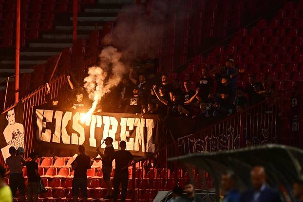 Beograd: Delije na utakmici Crvene zvezde i Novog Pazara veli&ccaron;ale Ratka Mladi&cacute;a i istaknule poruku o Kosovu