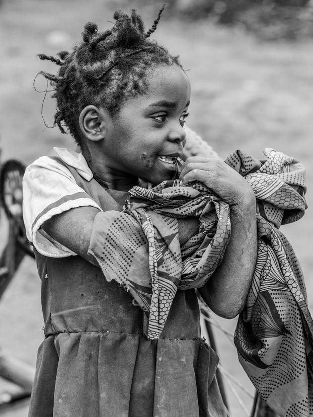 Osijek: Dio postave izložbe fotografija fotoreporterke Pixsella Emice Elveđi "Srce za Afriku"