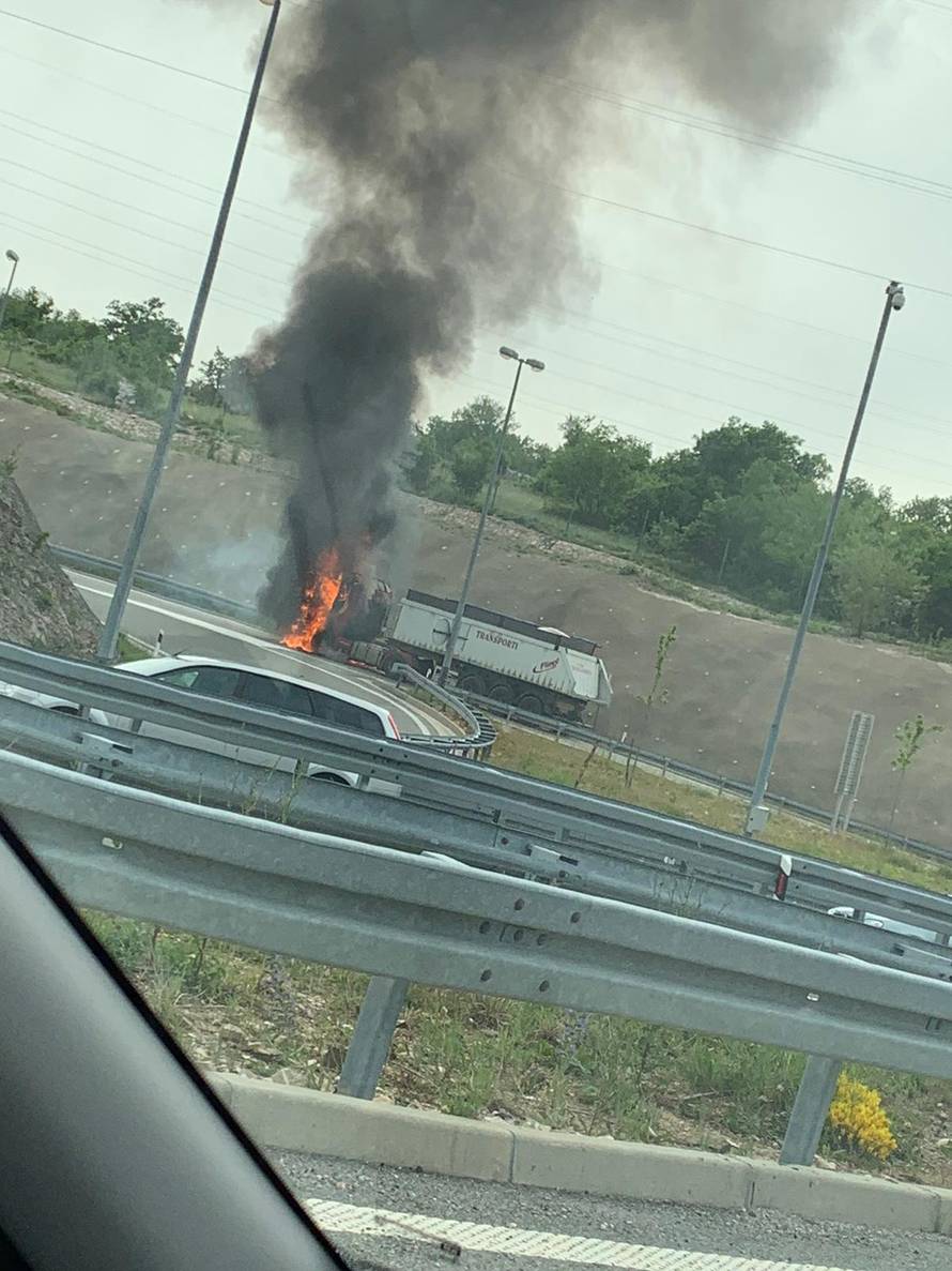 Gorio kamion na izlazu Hreljin, vatrogasci trenutno gase požar