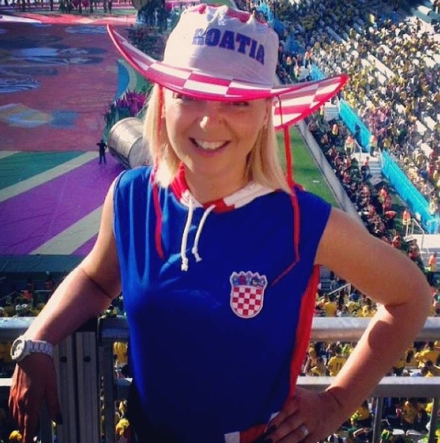 Savjetuje Kolindu, bacila se u turistički biznis i voli navijati