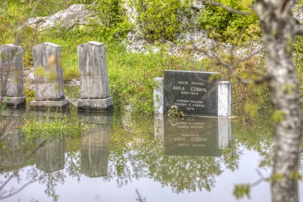 Posljedice poplave u Gračacu, poplavljeno i groblje