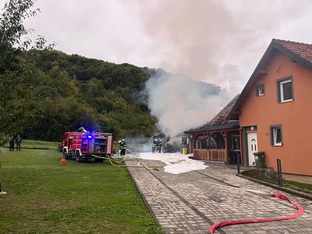 VIDEO Buktinja u Požegi: Vatra zahvatila garažu, kotlovnicu i drvarnicu, oštećena je i kuća