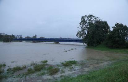 FOTO Sava se izlila iz korita u Zagrebu; Meteorolog najavio: 'Stiže nam ciklona Kasandra'