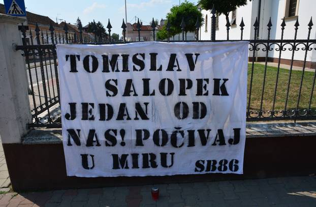 Slavonski Brod : Navijai Dinama odali po?ast Tomislavu Salopeku