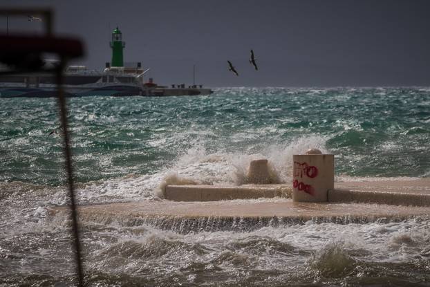 Split: Orkansko jugo potopilo rivu te stvaralo probleme u pomorskom prijevozu