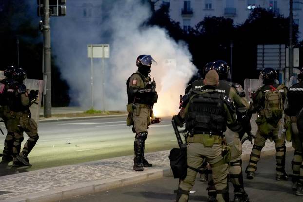 Neredi u Beogradu, sukobili se prosvjednici i policija