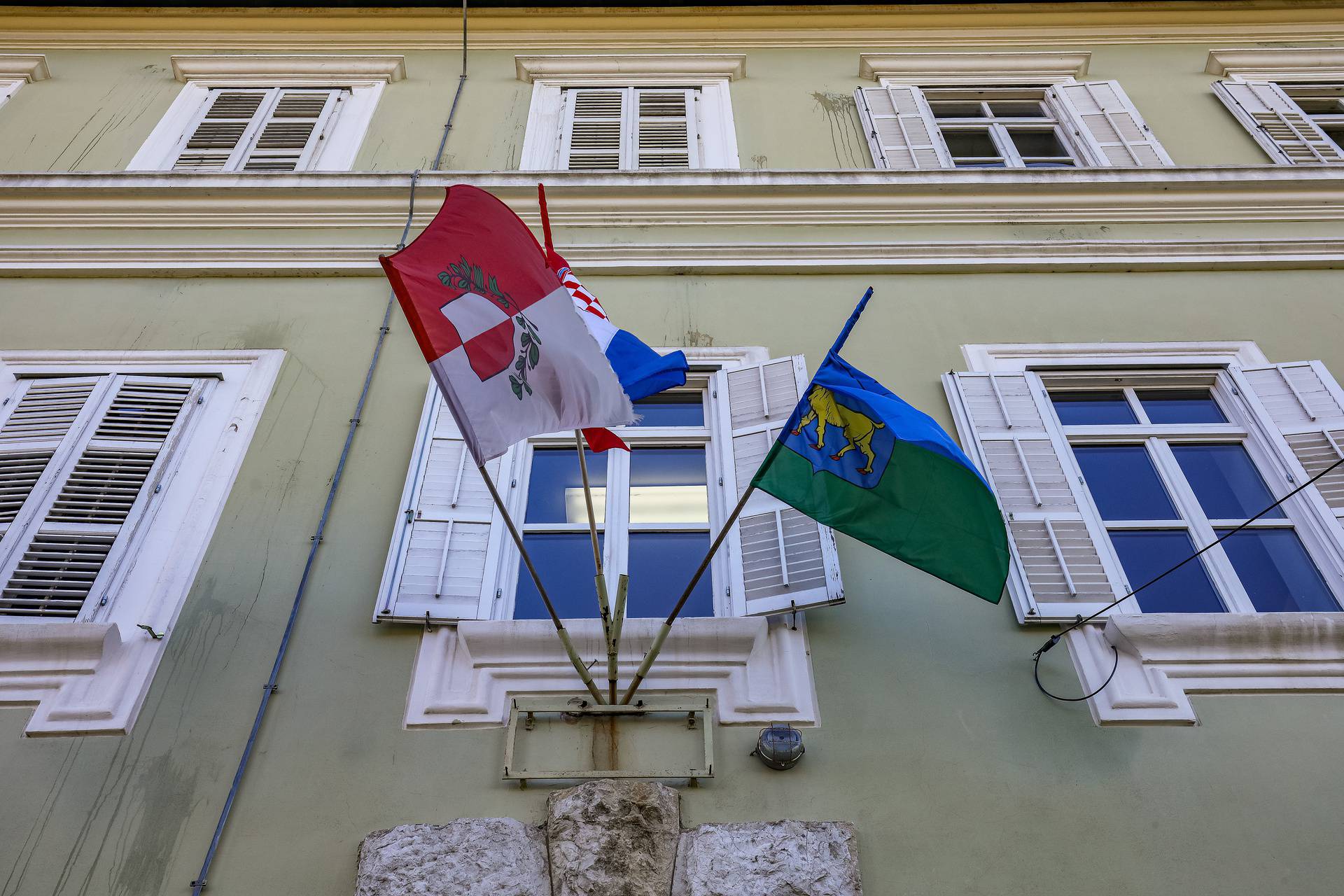 Poreč: Zapaljene svijeće ispred škole u koju je išao maturant koji je poginuo u Pragu