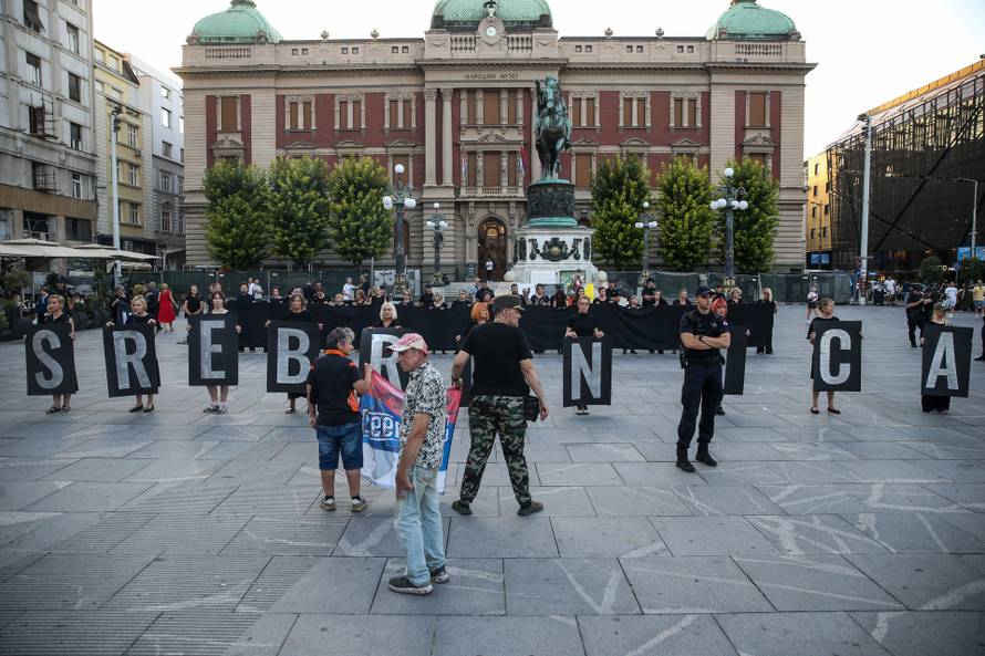 Žene u crnom na Trgu republike u Beogradu odale počast žrtvama genocida u Srebrenici