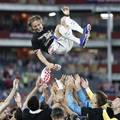 FOTO &Ccaron;udesnih 200 za Modri&cacute;a! Vatreni odjenuli posebne majice pa je kapetan zavr&scaron;io u zraku