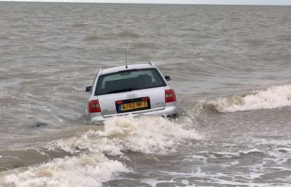 Jedna kriva procjena: Parkirao auto na plaži, odnijela ga plima 