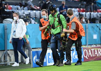 Umalo tragedija na Allianz Areni! Paraglajder se zapetljao u kameru i zaletio prema tribini