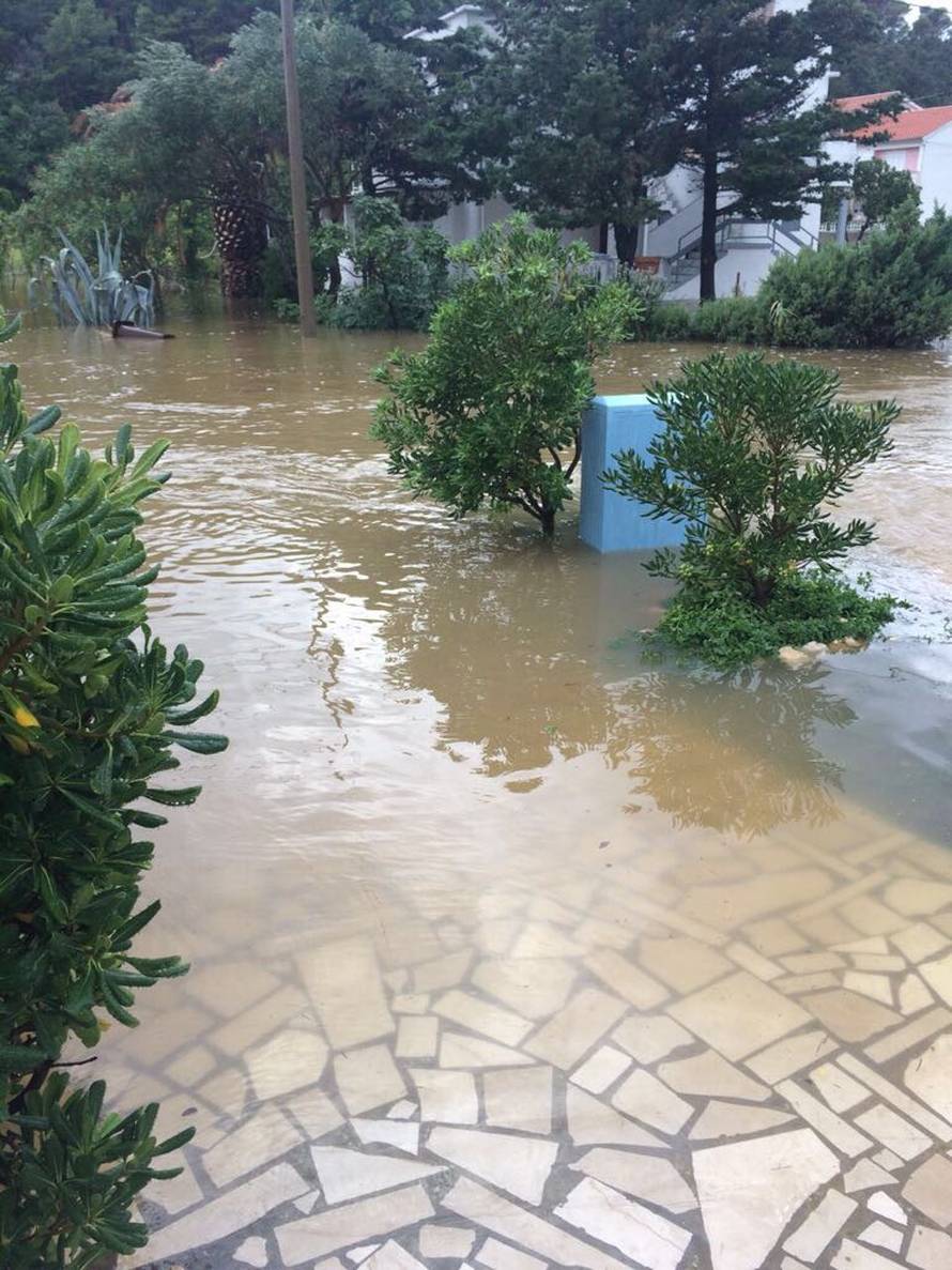 Obilne kiše ponovno potopile Crikvenicu, Rab, Kozari Bok...