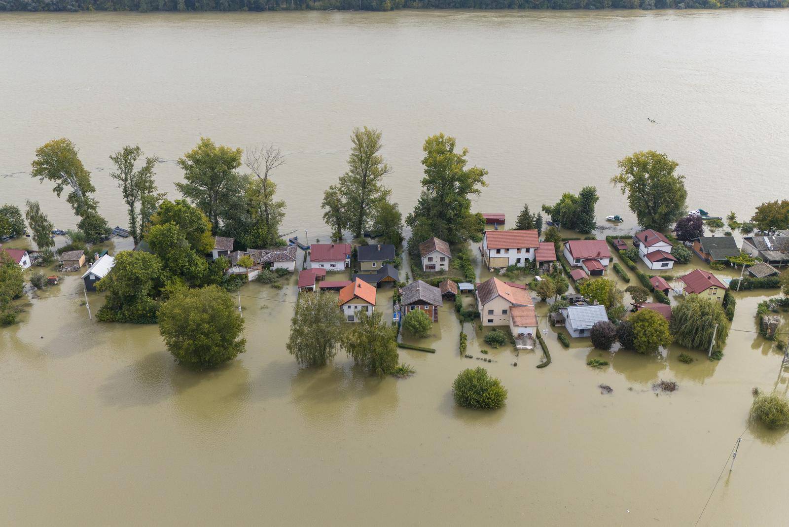 Pogled iz zraka na vikendaško naselje Zeleni otok koje je potpuno poplavljeno